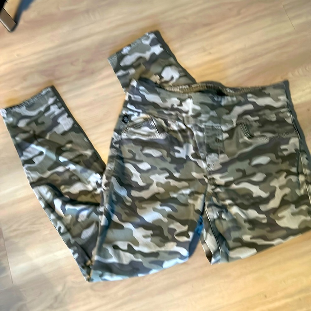 Rock & Republic Fever Camouflage Pants 10 Denim Cotton Pull On Military Slimming